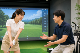 室内シミュレーターでコーチからレッスンを受ける生徒